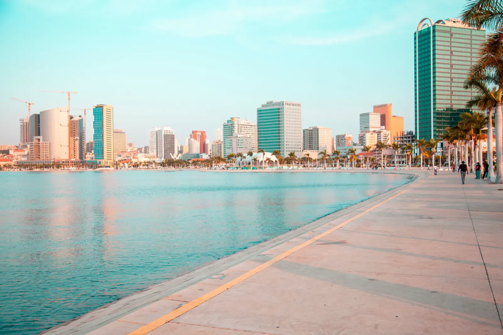 A Marginal de Luanda e os edifícios da baía, num dia de céu limpo.