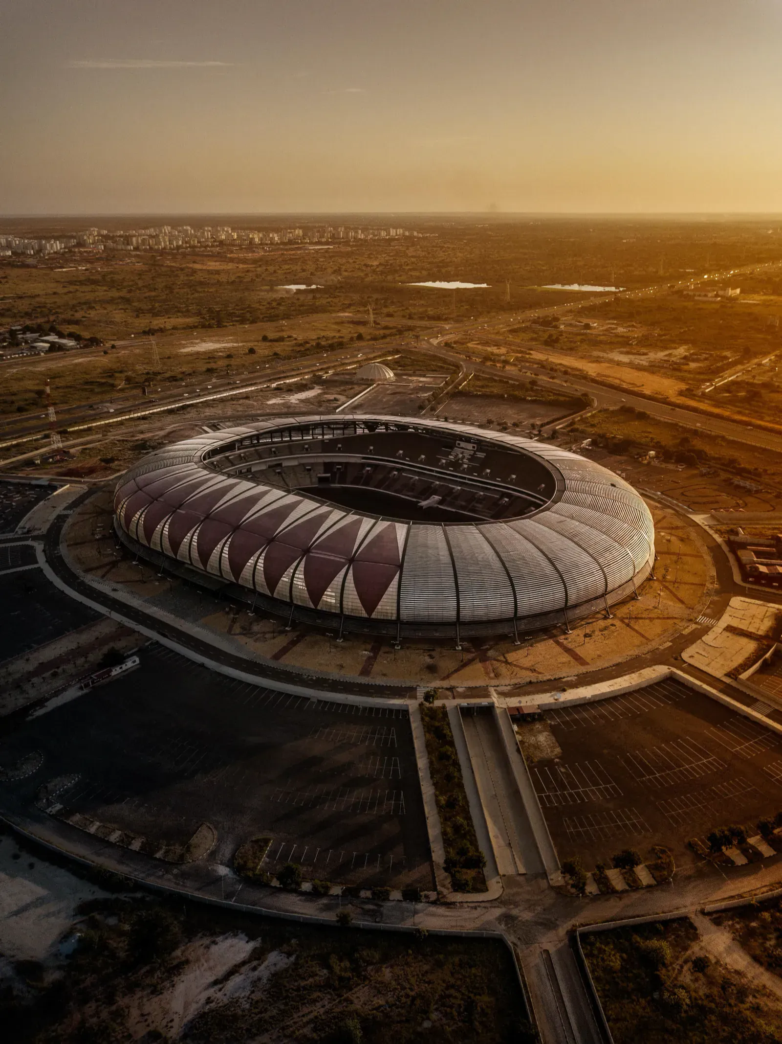 Vista aérea do Estádio 11 de Novembro, em Luanda, ao pôr do sol.